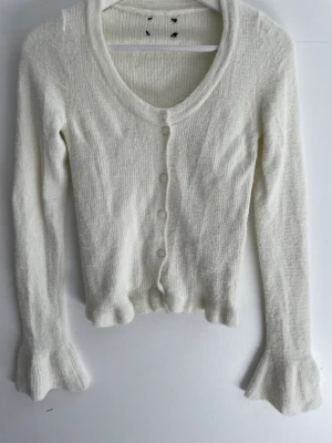 Lurvig stickad tröja - Vet inte vartifrån tröjan är köpt. Lite för lång i ärmarna på mig. Har inte använt tröjan utan bara testat den på🤍