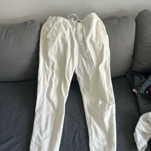 Linnebyxor M - Säljer mina linnebyxor i stl M Köpta för 1 år sedan på Zalando. Hör av er för mera bilder eller likande🤙🏻