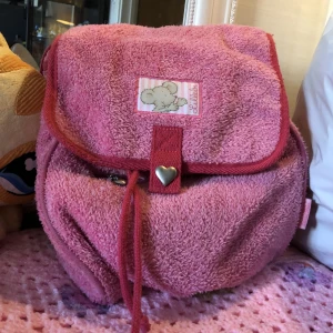 Fluffig ryggsäck - Gammal men fortfarande super söt Ända felet är att det är törspenna som läkt på insidan men ingen som syns och kanske går bort i tvättmaskin!😇✨💖