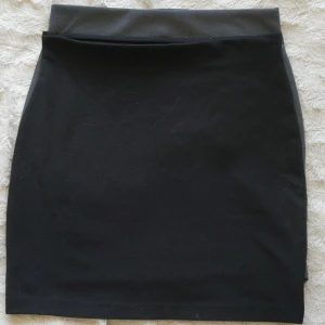 Två pack kjolar - En grå och en svart kjol, säljs tillsammans. Båda är i storlek S