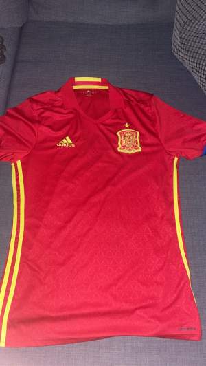 Spanien fotbollstshirt storlek M, köpt för 650kr, knappt använd så den är som gott som ny 