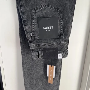 Helt nya jeans - Helt nya jeans ifrån Woodbird. Ljus grå 1: 32/30.     900kr Ljus grå 2: 33/30.     900kr Mörk grå: 32/30.       800kr Vid snabb affär kan priset diskuteras:)