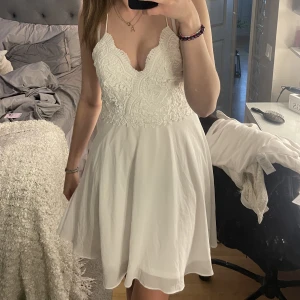 Klänning  - Säljer denna snygga klänning ifrån chiara forthi i stl 38, klänningen är i nyskick. Klänningen är perfekt nu till skolavslutningen/studenten. Säljer då jag söker en likadan i en annan storlek, säljer för 220kr+frakt💓💓