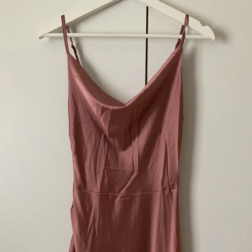 Jättefin rosa balklänning, aldrig använd. Kontakta mig gärna för fler bilder :). Klänningar.