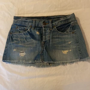 Mini kjol! - Jätte söt mini kjol från märket topshop. Är i fint skick och har inga defekter!!😍 Mått: Midjemått:39 cm Längd:28 cm 