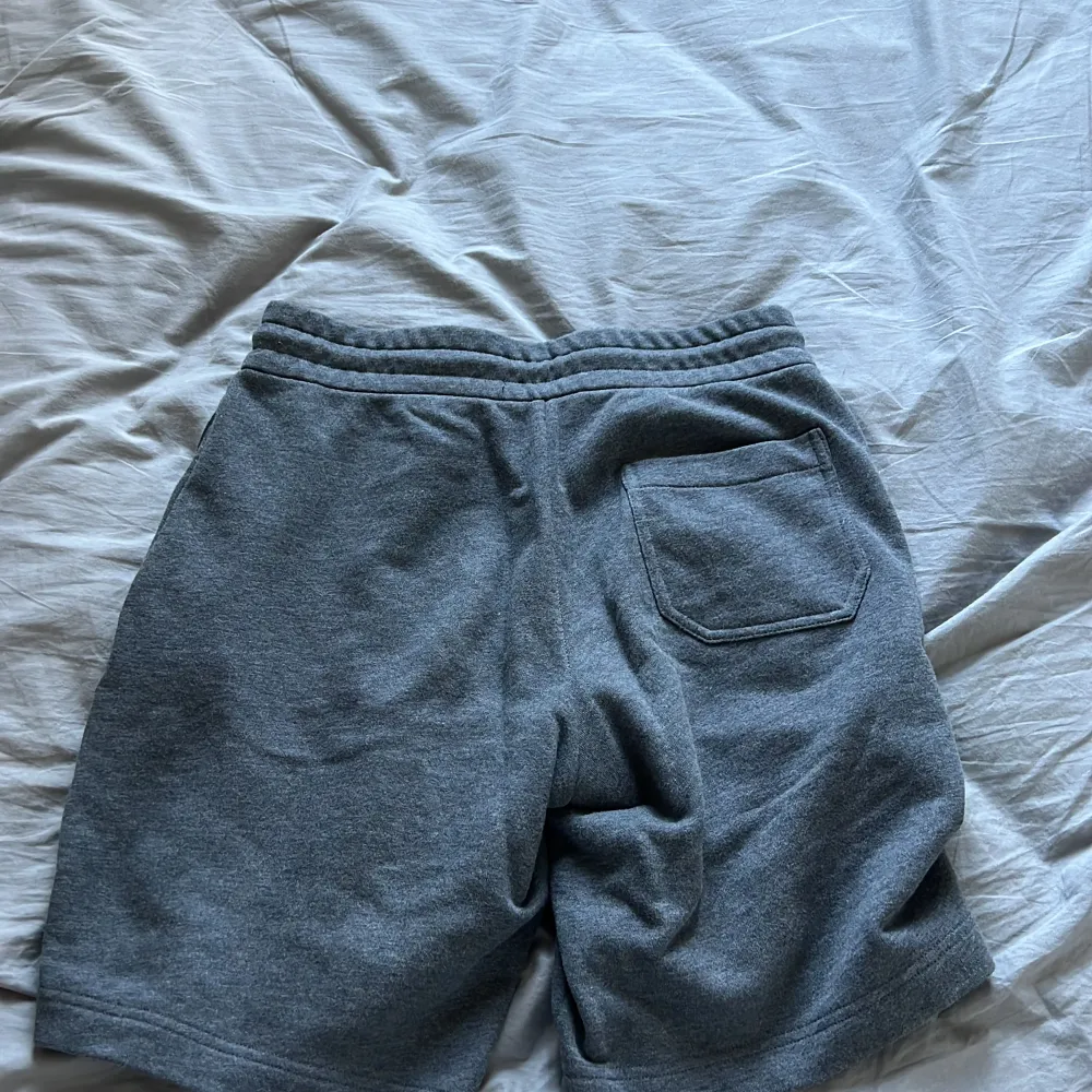 Äkta moncler shorts som är i bra skick 7/10, storleken är S. Shorts.