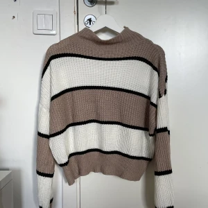 Stickad tröja - Jättefin stickad tröja från Shein. Använd ett fåtal gånger. Nypris 179kr säljer för 70kr 💕🌸