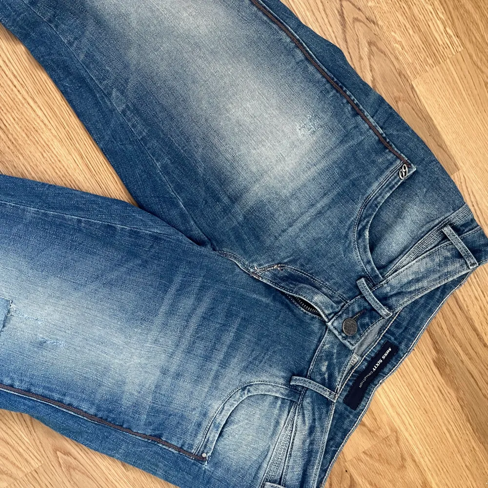 Low rise jeans. Från miss sixty säljer då de inte passar mig så bra. Jättefina jeans med små slitningar. Aldrig använda! Pris går att diskutera!. Jeans & Byxor.