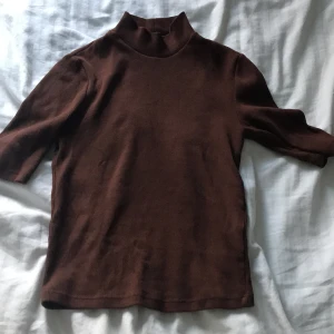 Zara tröja  - Hej, säljer min zara tröja som enbart är testad men prislapp borttagen, inga tecken på användning, skriv för frågor eller intresse 🤎