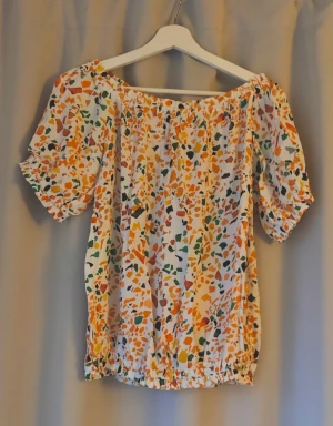 Topp - Söt färgglad topp i olika färger, helt ny från Vila med lappen kvar!💗