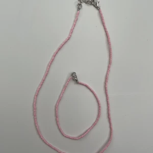 Egetgjort armband och halsband🫶🏻 - Egetgjort armband och halsband😊går att köpa enskilt om man inte skulle vilja ha båda💕bara att skriva för fler bilder om så önskas🫶🏻 40kr + frakt för båda 20kr för armband 25kr för halsband 