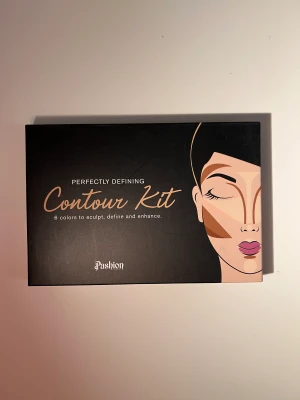 Contour kit Pashion Stockholm NY - Perfectly Defining Contour Kit från Pashion har med sin fantastiska kvalitet blivit en favorit hos många. Paletten har 6 nyanser med perfekta färger för contouring. HELT NY🤍