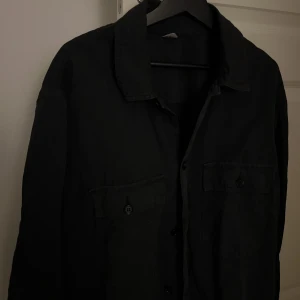 Arket Vintage - En vintage overshirt från Arket. Använd enstaka gång. Oversize med bröstfickor och knappar. Köpt för 649kr