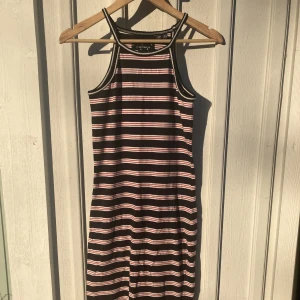 Randig långklänning  - Randig tight långklänning i storlek 40! Fint skick!💕