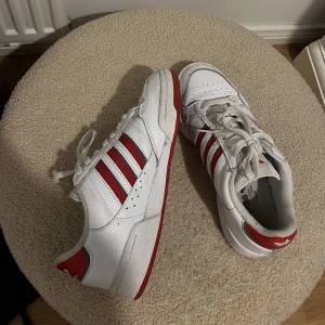 Adidas skor - ADIDAS ORIGINALS Låg sneaker 'Continental 80' röd/vit. Inköpta förra året för 1250 kr men knappt använda. Finns inte att köpa längre vad jag vet. Storleken är 38 2/3. 