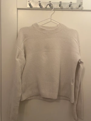 Stickad tröja - Stickad tröja från Other Stories. Väldigt fin och använd ett par gånger. I fint skick och inga skador ovs. Säljer pga att den är lite kort på mig. Är 172