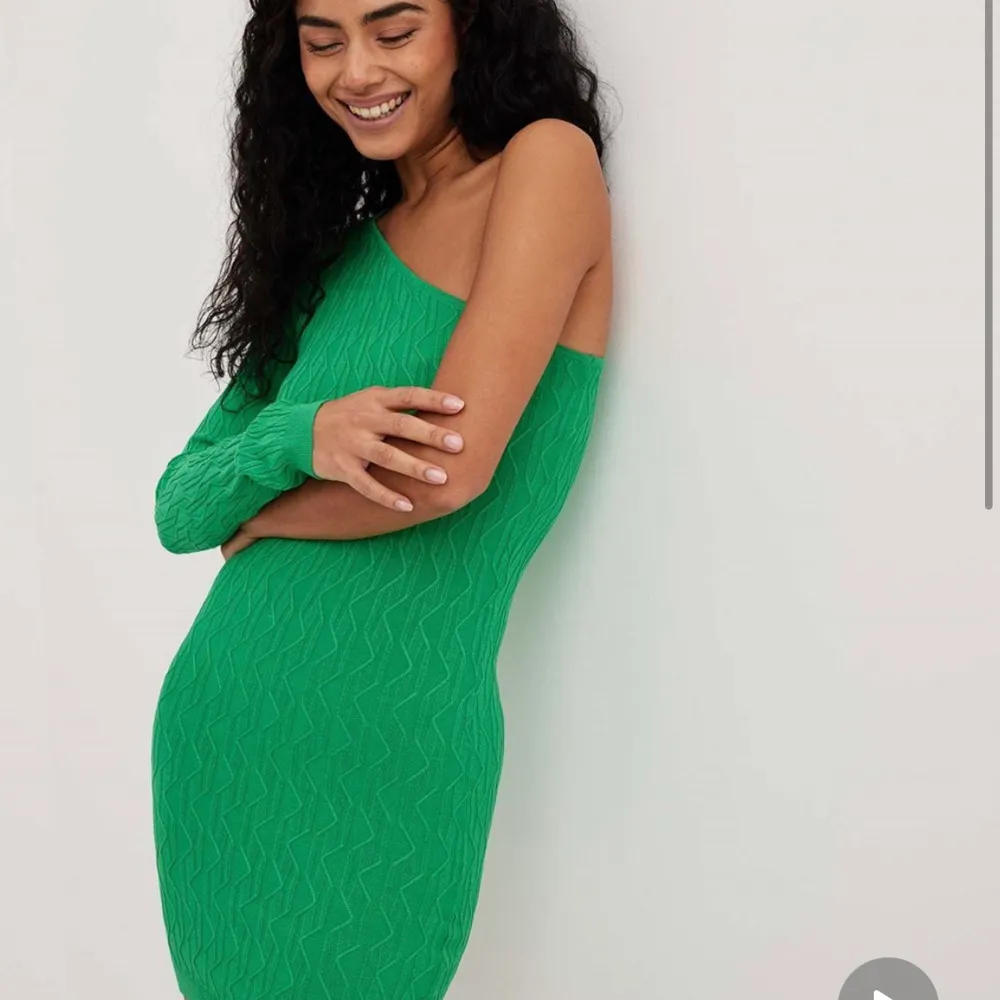 Grön klänning, aldrig använd. Köpt för 350. Pris går att diskutera . Klänningar.