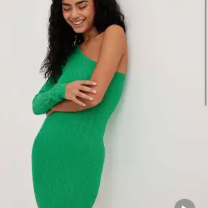 Grön klänning, aldrig använd. Köpt för 350. Pris går att diskutera 
