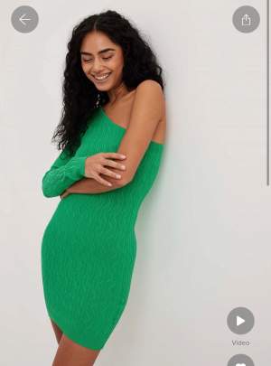 Grön klänning, aldrig använd. Köpt för 350. Pris går att diskutera 