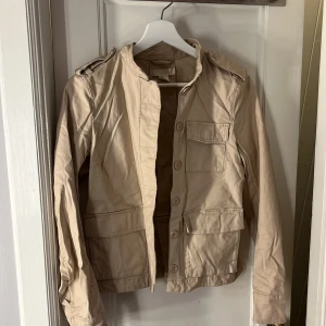 Jeans jacka  - Jacka från H&M storlek 34  Sälj pga för liten  Använd ca en sommar. 🌟