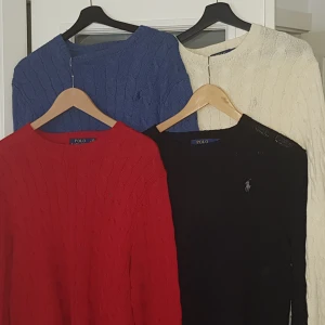 RALPH LAUREN Kabelstickade Tröjor - Bra kvalité RALPH LAUREN Kabelstickade tröjor som är sparsamt använda, INGA anmärkningar. Djur och rökfri.  Storlek: Medium Mitt pris: 350:- styck  **Vit och svart sålda**