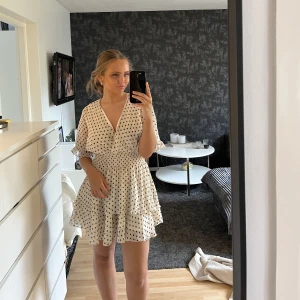 Zara klänning - As gullig prickig klänning ifrån zara! Den är endast använd 2 gånger så i super bra skick! ❤️‍🔥 är i storlek S men väldigt Stretchig så skulle säga att den passar xs-M ❣️ 