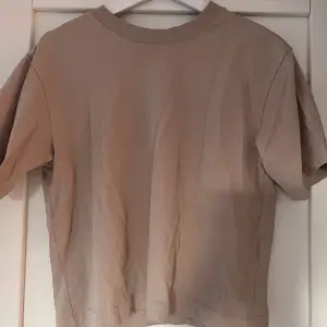 En begie t-shirt från Gina Tricot, använd fåtal gånger, nypris 160kr mitt pris 100kr + frakt🤍🤍