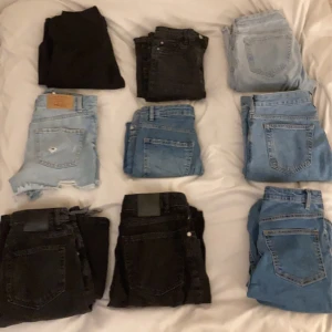 Jeans, jeansshorts, jeanskjol, kostymbyxor - Jag har rensat min garderob och säljer nu lite olika byxor. Det är båda högmidjat och lågmidjat och alla är runt 32 och 34 i storlek! Det är lite olika skick på byxorna så kom privat så kan vi komma överens om ett pris❤️