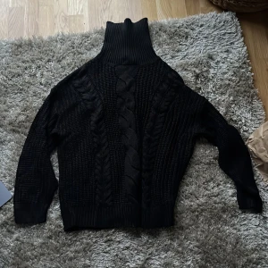 Stickad polotröja - Jättefin, stickad polotröja från hm. Perfekt passform. Oversized. Bra skick.