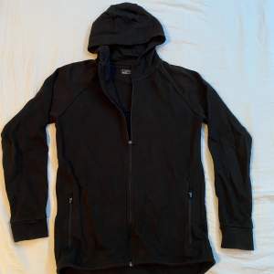 Säljer en svart basic zip up hoodie i storlek 164/14 år. Endast testad så i nyskick    Kolla min profil för liknande plagg😉