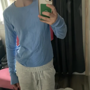 Tröja  - Blå fin tröja som inte kommer till användning! Änvänt den 2 gånger så den har ett väldigt fint skick!! Kontakta för fler bilder!❤️