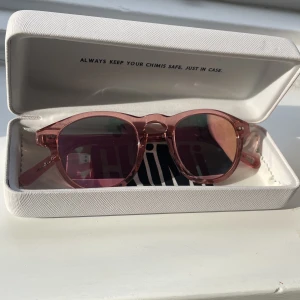 Chimi solglasögon #002 GUAVA - Helt oanvända chimis, säljer för att jag köpt andra solglasögon. (Kommer med putsduk, liten påse till glasögonen, fodralet  och boxen💘skriv privat för fler bilder | dome inte sålda!!