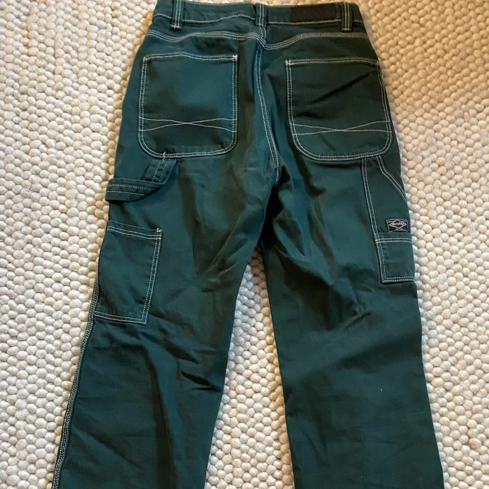 Gröna jeans i bra skick. . Jeans & Byxor.