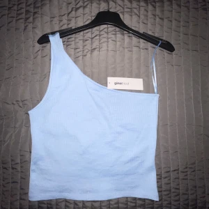 Blå topp - Väldigt sommrig och fin blå off shoulder topp från Gina Tricot. Aldrig använd därav prislappen fortfarande kvar. Storlek M men passar lätt en S också. 