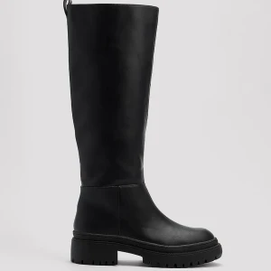 Knähöga boots - Säljer dessa helt slutsålda och fina bootsen från Ida Carlssons kollektion tillsammans med NA-KD. Skorna är i storlek 39 och är i relativt gott skick ❤️Nypris är 799kr. För egna bilder kan ni bara skriva till mig