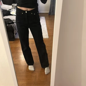 Jeans - Weekday rowe jeans i storlek W27 L30. Knappt använda och är fortfarande väldigt svart färg. Inget slitage och inga defekter. Nypris mellan 500-600kr