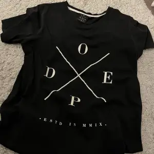 T-shirt från dope, storlek S.