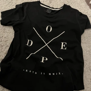 Dope T-shirt - T-shirt från dope, storlek S.