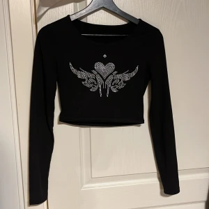 Magtröja - En kortare långärmad med rhinestonetryck. I bra skick. Storlek XS/S skulle jag säga ☺️