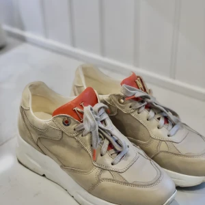 Sneakers🌸 - Säljer dessa skor köpta i höstas, säljer pga fel storlek! Hör av dig för fler bilder eller intresse, nypris 1500 säljer för 700❤️❤️