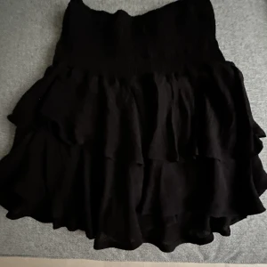 Volangkjol - Säljer denna då den inte kommer till användning, köparen står för frakten💕