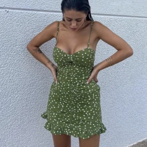 Grön prickig klänning från Zara  - Säljer denna super fina klänningen från Zara på grund av att den sorgligt nog är för liten, den är aldrig använd så helt ny!