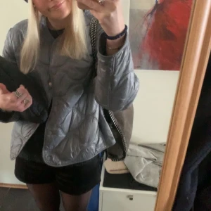 Mango jacka  - INTRESSEKOLL på den populära mango jackan! Har storlek M och är oftast en S. Är också öppen för byten🙌🏼🙌🏼💕