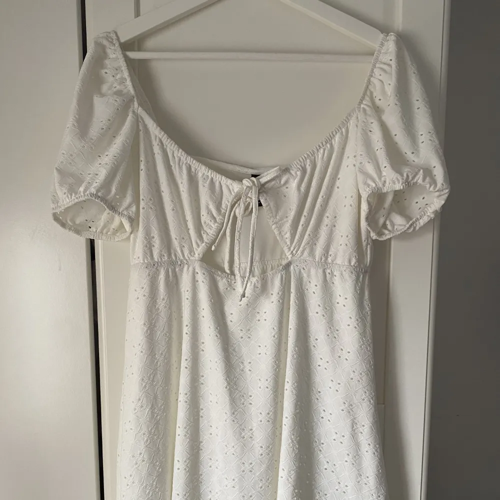 Vit klänning från H&M storlek M dam. Fin vitklädning köpt på H&M för 3 år sedan. Knappt använd och i bra skick. Klänningar.
