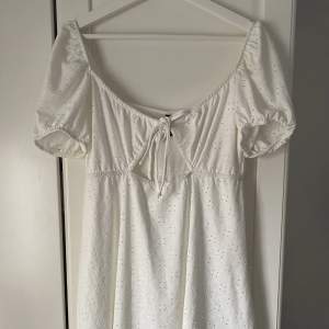 Vit klänning från H&M storlek M dam. Fin vitklädning köpt på H&M för 3 år sedan. Knappt använd och i bra skick