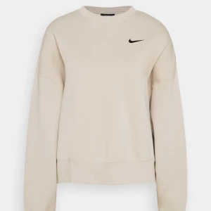 Nike sweatshirt - Använd några gånger men kommer inte längre till någon användning. Köpte för 500kr