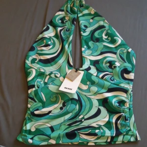 Halterneck topp - Helt ny och oanvänd med prislapp kvar. Säljer även en likadan i xs så man kan matcha med en kompis! Man kan ha den på olika sätt som på bild 1 och 3. Skriv om ni undrar något mer💞