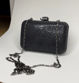 Glittrig mini väska - Liten gullig glittrig väska från second hand. Väldigt bra skick, inga skador. Har inget synligt klädmärke på både utsidan eller insidan.