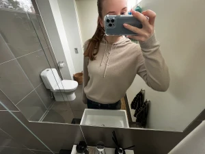 Soft goat hoodie - Säljer denna så fina soft goat hoodien! Storlek L men passar även M då soft goats storlekar är lite mindre! Bra skick, original pris 2600 om jag minns rätt! ❤️100% kashmir