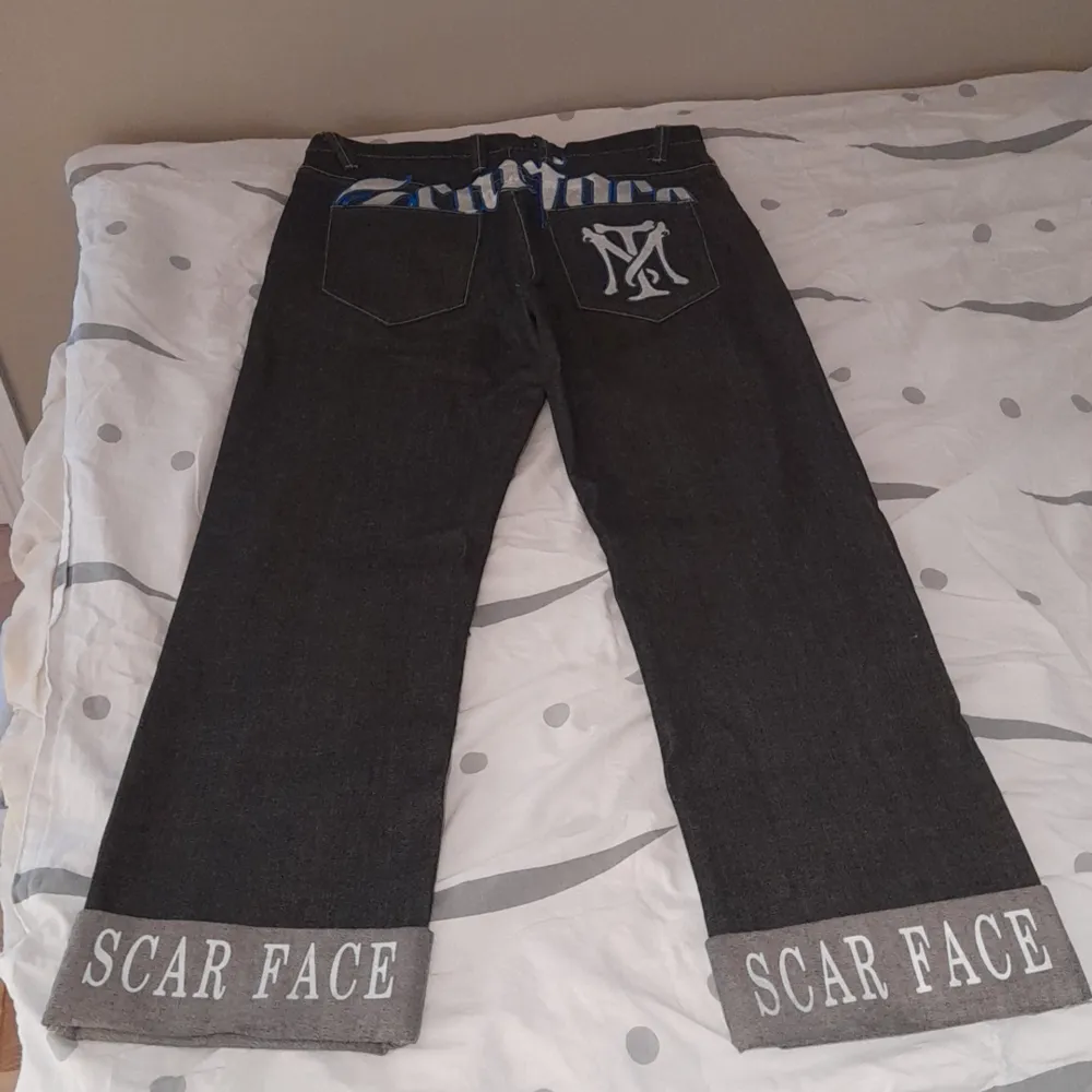 Scarface jeans i ett bra skick(jag är 184 och dem sitter bra på mig) baggy jeans. Jeans & Byxor.